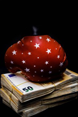 kırmızı yıldızlar boks eldiven ve nakit para ile. Rüşvet, sporda, açgözlülük sahtekârlık kavramı. Siyah izole