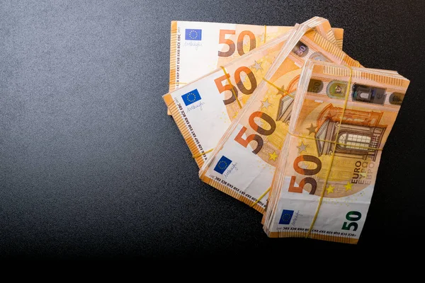 Montón Billetes Euros Reales Billetes Euros Bajo Banda Elástica Aislados —  Fotos de Stock