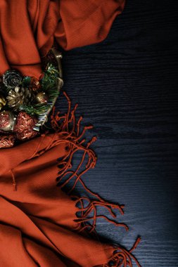 Noel kartı Merry Christmas kırmızı eşarp, çelenk ve sincap ile dekore edilmiştir. Düz yatıyordu, en iyi görünümü