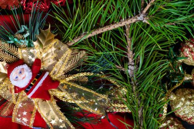 Mutlu Noeller Noel Baba, Altın Yay, yeşil ile süslenmiş Noel kartı düz lay şube, görünümü top