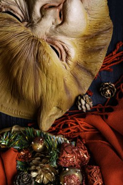 Kırmızı ekose ve maymun maskesi siyah arka plan, tatil, üstten görünüm, mutlu yeni yıl Noel güzel çelenk