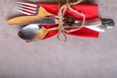 Noel tablo yer ayarını. Tatil arka plan üzerinde kırmızı peçete, kopya alanı