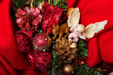 Noel dekorasyon beyaz oyuncak melek ve çelenk, tatil kavramı ile