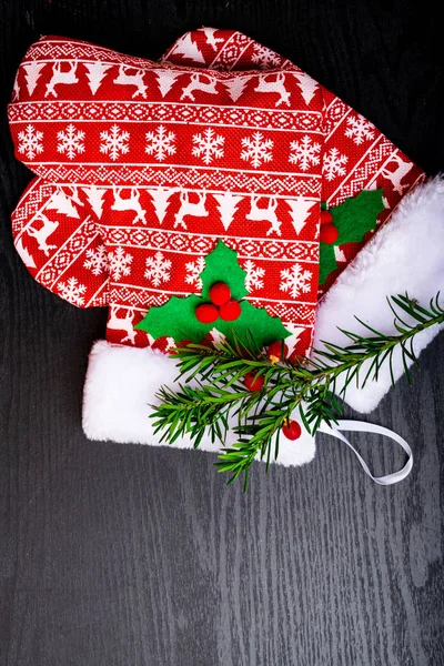 Zwei Weihnachtsstrumpfhosen Mit Hirschornament Und Strauß Mit Roten Beeren Auf — Stockfoto