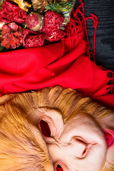 Hermosa Corona Navidad Con Cuadros Rojos Máscara Mono Sobre Fondo — Foto de Stock