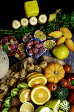 Gıdalar vitamin c bir tahta masa, sarı küp üzerinde yüksek sağlıklı beslenme. Diyet