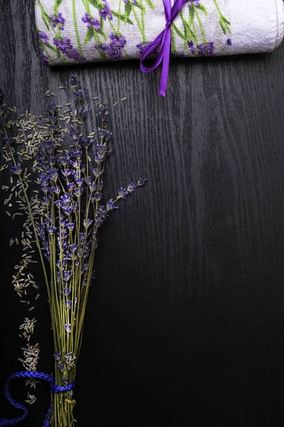 芳香疗法概念与紫色毛巾 装饰紫色弓 和薰衣草干花木背景 复制空间 — 图库照片