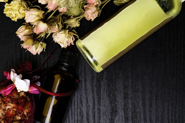 Aroma Terapia Due Bottiglie Olio Essenziale Con Petali Rosa Secchi — Foto Stock