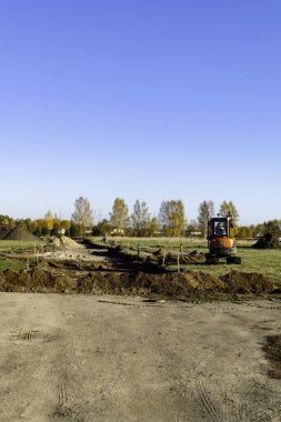 İnşaat bölgesine yakın yol üzerinde exkavator