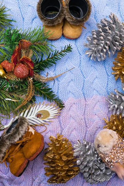 圣诞装饰 玩具靴 冷杉树 山雀鸟 羽毛柔软的粉红色和蓝色针织小面包 圣诞贺卡的概念 — 图库照片