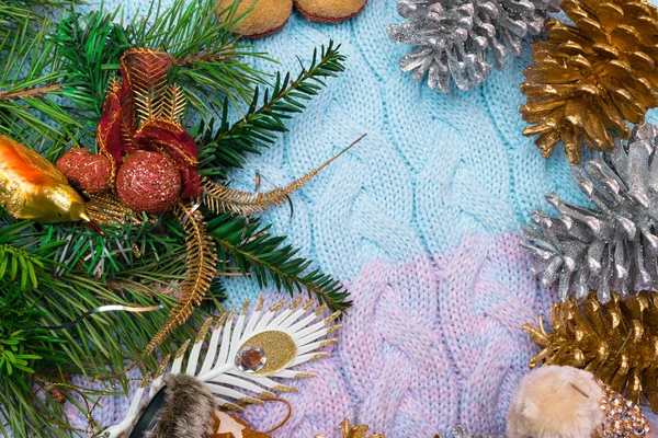 圣诞节背景 云杉树枝 玩具鸟软毯子 工作场所准备手工新年装饰 寒假概念 顶视图 — 图库照片