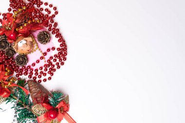 Noel, yeni yıl 2019 kart kavramı. sembol yıl - domuz, dekore şube, koniler, boncuklar, beyaz üstten görünüm üzerinde garland. Düz Lay.