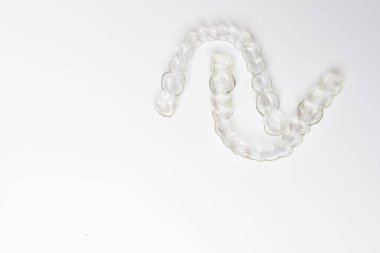 Inivisalign diş telleri. Görünmez aligner beyaz arka plan üzerinde izole