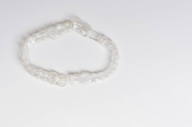 Her diş Ortodonti tedavi beyaz zemin üzerine hastalar için Düzelt, uzay kopyalama hizmetli aligner görünmez diş diş diş