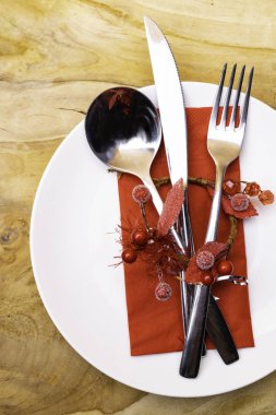 neşeli Noel tablo yer ayarını kırmızı dekorasyon ahşap zemin üzerine