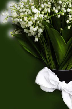 Taze bahar kokulu çiçekler lily vadi yeşil bir arka plan üzerinde. Parlak ve sulu arka plan hassas lily vadi çiçek. Lily yeşil bir arka plan üzerinde olabilir. seçici odak