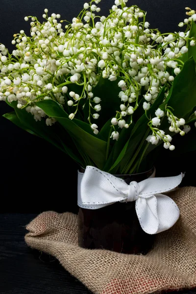 Lily vadi çiçek aranjman, siyah arka plan, seçici odak, bahar ruh hali