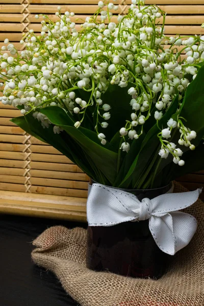 Lily vadi çiçek aranjman, siyah arka plan, seçici odak, bahar ruh hali