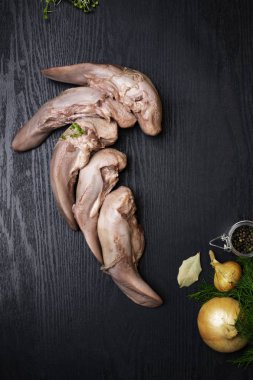 soğan, defne yaprağı ve kara biber siyah ahşap, gourment gıda anlayışı, metin için boş alan ile Çiğ domuz eti veya sığır eti dilleri