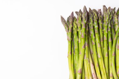 Beyaz arkaplanda yeşil kuşkonmaz