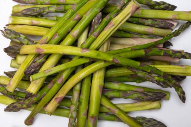 Beyaz arka plan üzerinde izole taze yeşil ham biyo kuşkonmaz