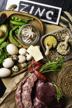 Gıdalar yüksek çinko ahtapot, sığır eti, karabuğday, sarı peynir, ıspanak, avokado, bezelye, mantar, fasulye, turp, içinde yumurta. Üstten görünüm