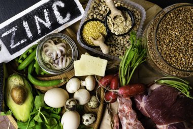 Gıdalar yüksek çinko ahtapot, sığır eti, karabuğday, sarı peynir, ıspanak, avokado, bezelye, mantar, fasulye, turp, içinde yumurta. Üstten görünüm