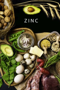 Gıdalar yüksek çinko ahtapot, sığır eti, karabuğday, sarı peynir, ıspanak, avokado, bezelye, fasulye turp yumurta üstten görünüm mantar