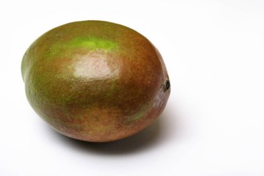 Beyaz arka plan üzerinde kopya alanı izole tek olgun mango