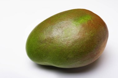 Beyaz arka plan üzerinde kopya alanı izole sulu tatlı mango