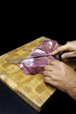 Domuz eti mutfak siyah arka plan üzerine ahşap tahta üzerinde kesim kasap