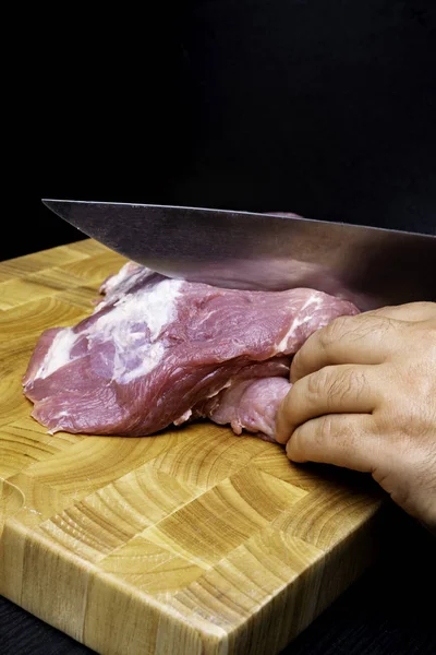 Χασάπη Χοιρινό Κρέας Κοπής Στην Κουζίνα Στην Ξύλινη Σανίδα Μαύρο — Φωτογραφία Αρχείου