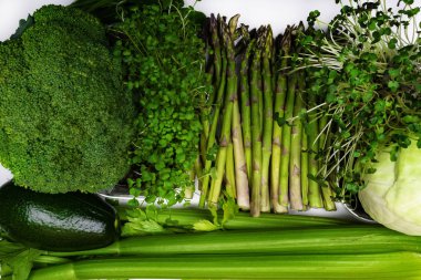 Alkali yeşil sebzeler, Brüksel lahanası, ıspanak, kuşkonmaz, beyaz arka plan üzerinde izole brokoli gıdalar
