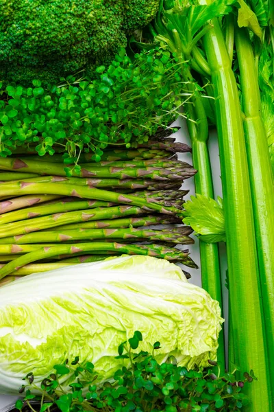 Háttérben Friss Zöld Különböző Zöldségek Fűszernövények Felülnézet Zár Megjelöl Sok — Stock Fotó
