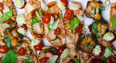 Crostini pate arka plan, fesleğen makarna, mozzarella peyniri, mantar, domates, yeşil salata filizlenir.