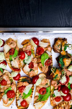 tatil tepsi, farklı sandviç aperatifler pesto, pate, yeşil ile restoranda yemek için hazır tarafından sunulan yapraklar, domates, kopya spase