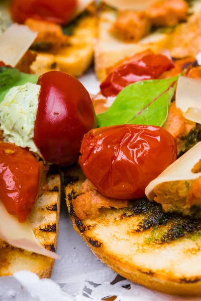 おいしいイタリア前菜トマト 肉のパテ オリーブ ツナのクリーム モッツァレラのブルスケッタおいしい前菜サンドイッチのセットです クローズ アップ — ストック写真