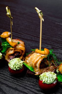 kanepe, ekmek rulo pastırma ile domates kremalı pesto, bal agaric ahşap masa, Tarih ile iştah açıcı tatil