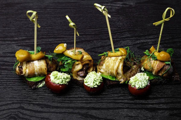 kanepe, ekmek rulo pastırma ile domates kremalı pesto, bal agaric ahşap masa, Tarih ile iştah açıcı tatil