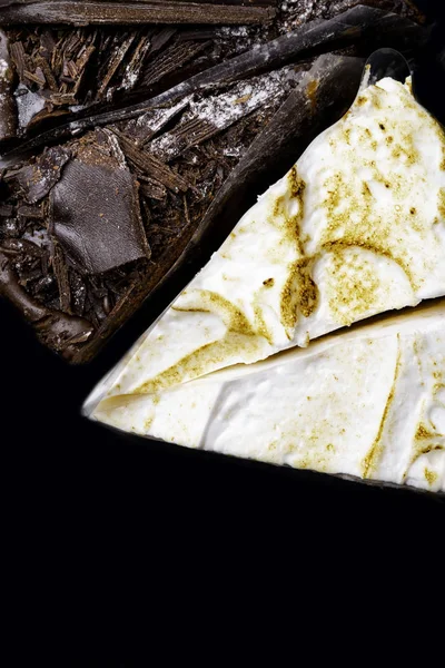 Вкусные Белые Коричневые Шоколадные Торты Черном Фоне Концепция Праздника Пространство — стоковое фото