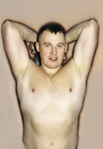 Uomo muscoloso con manubri che fanno esercizi. Foto di forte maschio con torso nudo sfondo isolato . — Foto Stock