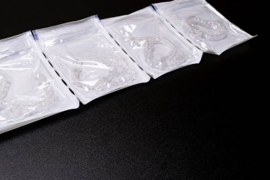 Invisalign, aligner görünmez diş teli. Ortodontik diş silikon eğitmen mobil ortodontik için cihaz diş düzeltme. metin için boş alan