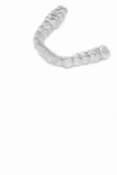 Inivisalign diş teli veya aligner. Güzel bir gülümseme ve beyaz dişler için bir yol.