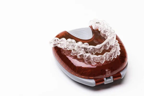 Isolado Dentes Transparentes Prótese Aligner Com Sua Caixa Uma Maneira — Fotografia de Stock