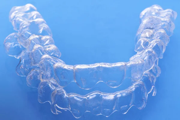 Unsichtbare Zahnbrackets Zahnausrichtungen Auf Blauem Hintergrund Kunststoffspangen Zahnarzthalter Zum Aufrichten — Stockfoto