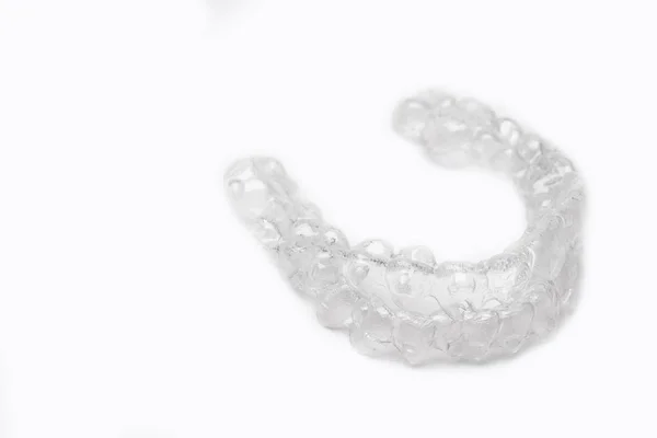 Inivisalign 中括弧または白い背景 白い歯と美しい笑顔を持っている方法のアライナ コピー スペース — ストック写真