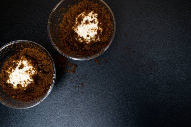 Geleneksel Letonca tatlı. Çavdar ekmeği tatlı kiraz reçeli, ahşap arka plan üzerinde krem ile plastik kap içinde