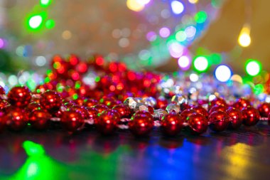 Kırmızı glitter vintage ışıklar arka plan. ufuk Noel ve yeni yıl kartı