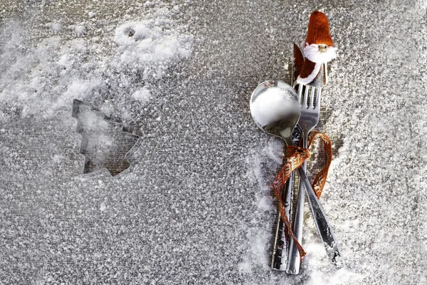 クリスマス ダイニングのコンセプトの背景 銀食器カトラリーのナイフ フォーク スプーン サンタ グッズでクリスマス テーブルの場所の設定 料理書 平面図 — ストック写真