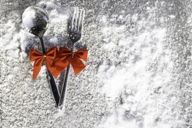 Karlı kağıt üzerinde güzel Festival Noel tablo ayarı çatal